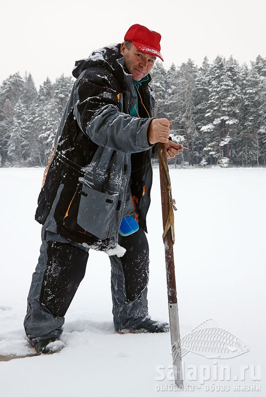 Стенсен прокладывает путь пешней по крайне ненадежному льду