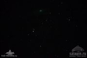 Зеленоватое пятнышко в верхней части кадра - галактика Андромеда.
