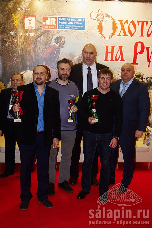 Николай Валуев награждает Алексея Артемова кубком за 1-е место