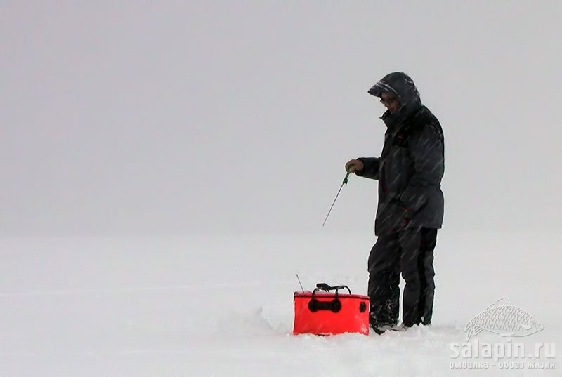 Что делают рыболовы-маньяки в самый мощный снегопад за последние 60 лет? Ну уж точно не дома сидят )))
