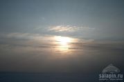 Низкое зимнее солнце над озером Ильмень.