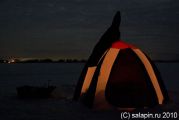 Лунный свет, свечи в палатке - сплошная романтика ночной подледной рыбалки!