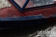 Вода выходит из носовой части лодки через дырку в корпусе