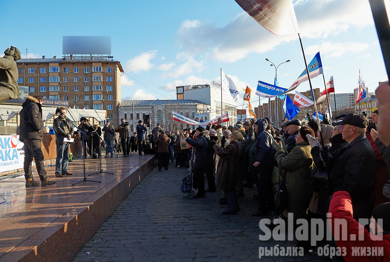 Цессарский зачитывает резолюцию митинга