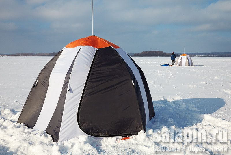 Первый раз за зиму смог по-человечески присыпать палатку снегом