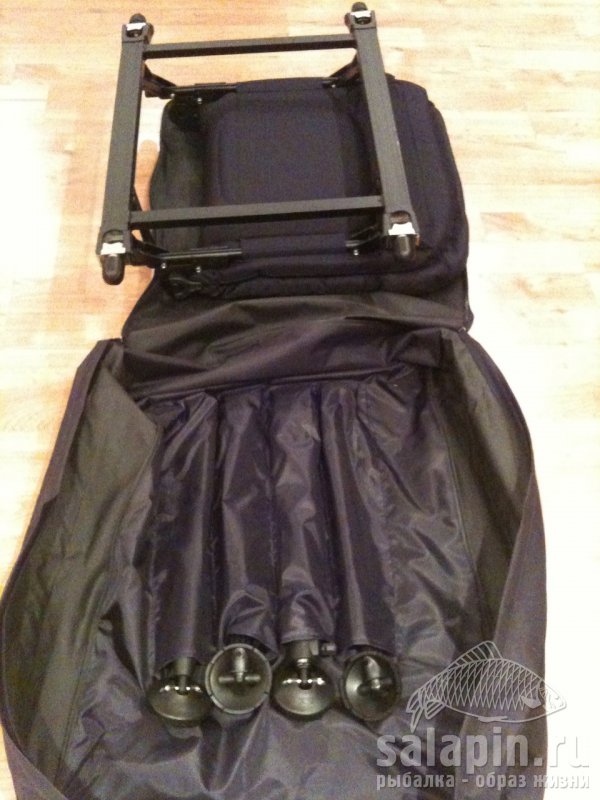 В сумке само кресло и четыре ноги в отдельных карманах.