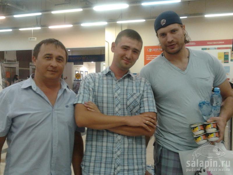 Кто не знает - крайний правый А.Свитов "Салават Юлаев".Поймал сегодня в одном супермаркете .