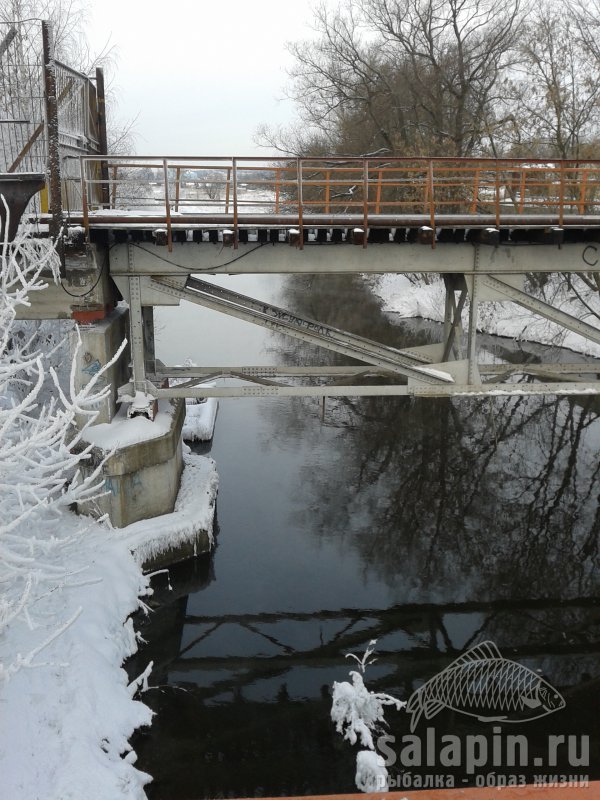 Моя первая рыбалка по открытой воде зимой,болонкой, жена пыталась оставить меня дома, даже пивом накачала лишь бы утром проспал.))Я собственно немного и проспал. Оказывается не так просто и быстро прикормку замешивать дома в ванной комнате) Поехал я на Клязьму и пока ехал не верил, что она не замерзла. Летел к мосту как ошпаренный, что бы убедиться. Место незнакомое, бродил искал нашел, хотел уйти на сторону очистных сооружений но время поджимало, слава Богу не пошел, потом там стаи бездомных собак бегали ордами, сажралиб живьем. По рыбалке место водопад(перепад воды) все бурлит шипит, температура -18, оч много зацепов оборвал кучу поводков и три оснастки. Успел просечь пару плотвиц, боролись страшно, фрикцион визжал, думал голавль, и какие-то жирные они как будто нерест или на очистных отелись), но из за опоздания видно упустил утренний клев, но доволен как слон. Неподалеку ловил рыбачек видел как собирал нормально хвостов когда уезжал, неужто он эту рыбу есть будет? По экипировке спасибо людям за совет по приобретению норфин арктик, не замерз не спотел не промок, думаю и в -25 будет комфортно тк не поддевал я флисовое толстое белье, было тонкое и среднее, бафины тоже больше не одену ЙЕТИ это просто тапочки на простой тонкий носок и тепло и сухо… Теперь буду искить места для фидера пикера, на этом отчет закончил, пойду отмечать удачный выезд)) 