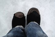 Носки на обувь не спасают при ходьбе по льду.
