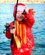 Шестилетняя Катя поймала первую в своей жизни рыбку