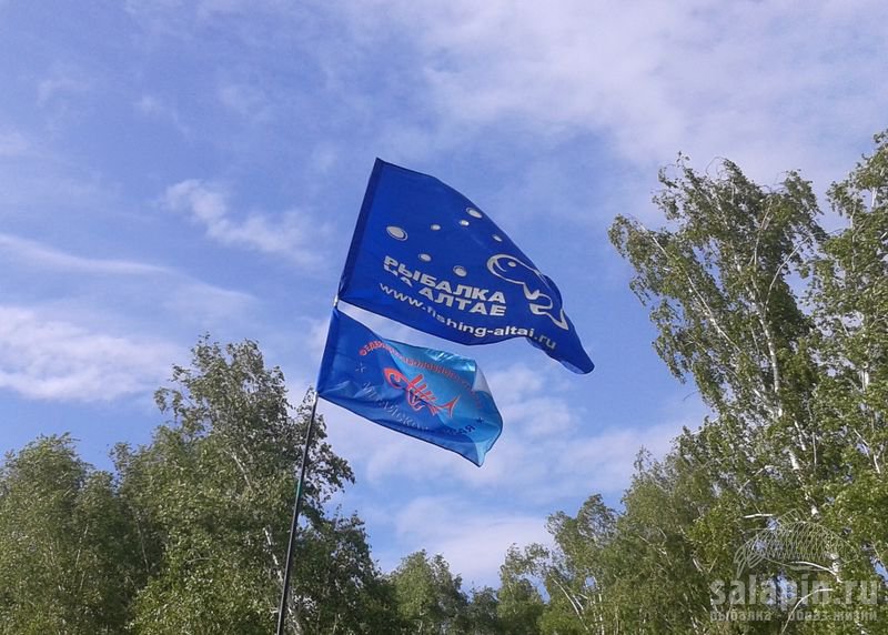 Флаг форума и Федерации рыболовного спорта Алтайского края