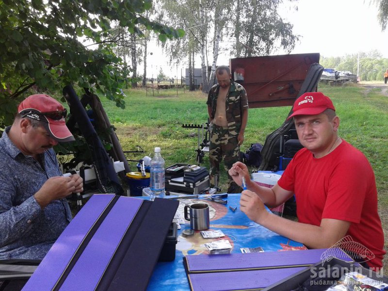 Традиционная вечерняя вязка поводков