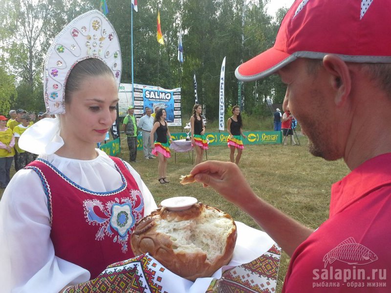 Встречают хлебом-солью