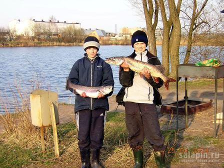 Дети со своими трофеями!