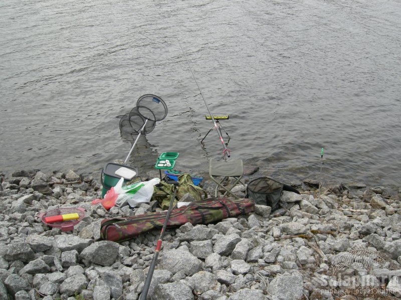 Рисунок 6 - Обычная раскладка моих рыболовных аксессуаров и снастей при ловле на каменистом берегу