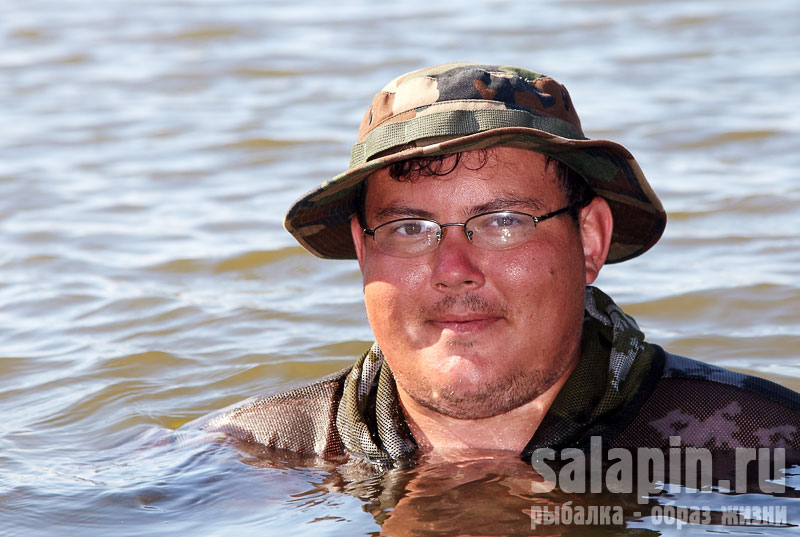 Рустам пошарил под водой... (см. следующее фото)